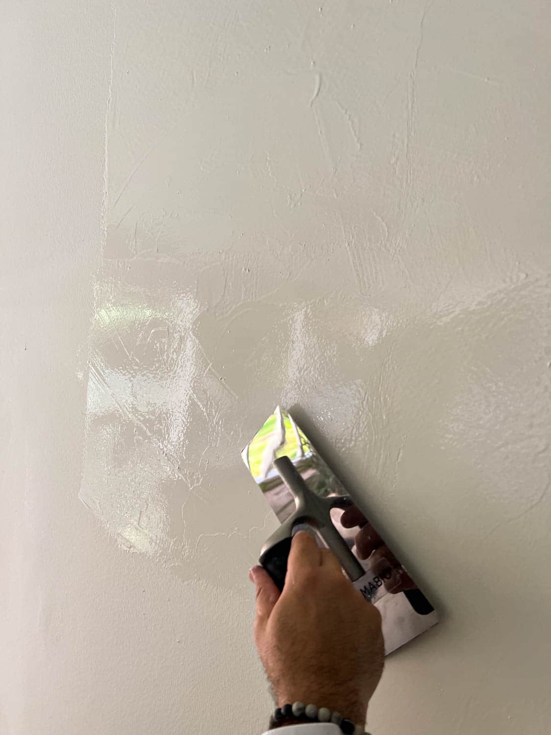 applying Romabio Venetian Glaze plaster paint with a trowel