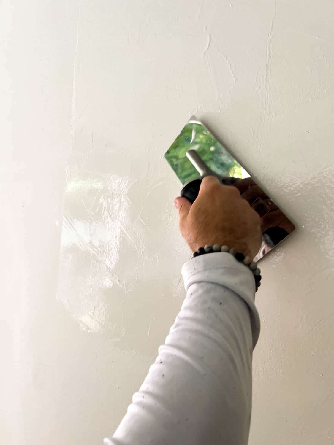 applying Romabio Venetian Glaze plaster paint with a trowel