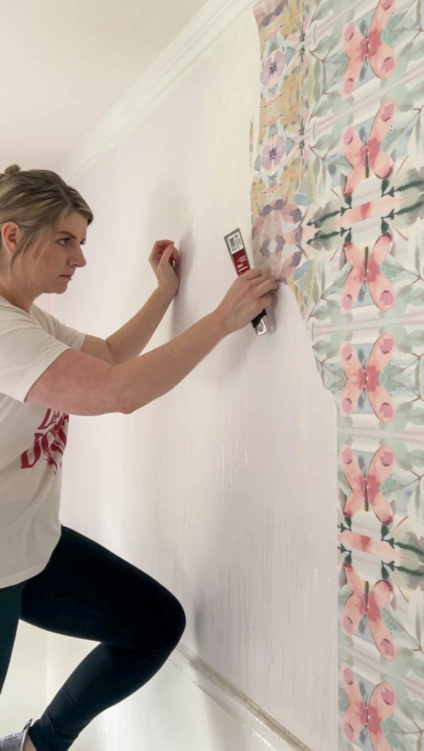 using a putty knife to loosen wallpaper 